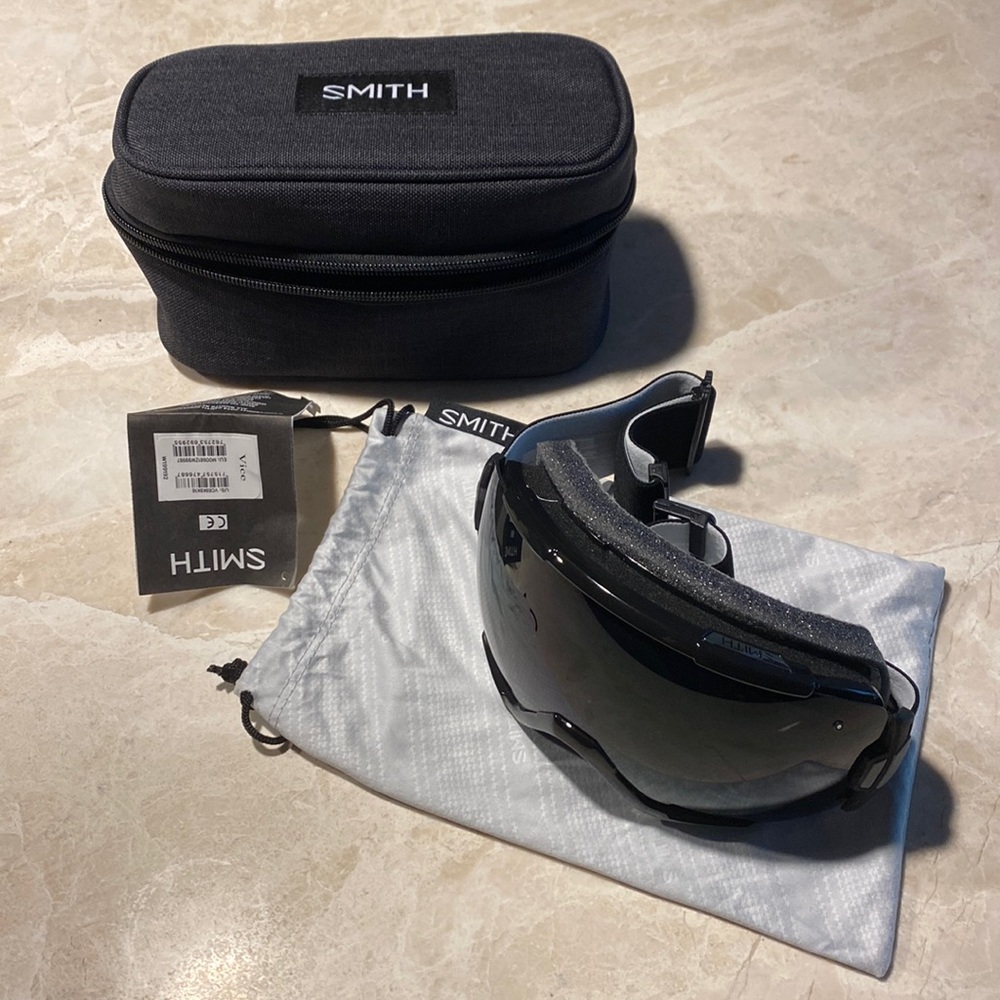 Smith ski/snowboarding goggles.